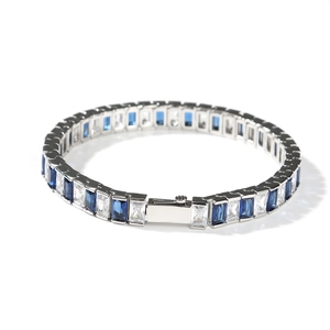 Détail des pierres rectangulaires bleues et blanches sur un bracelet tennis hip-hop chic