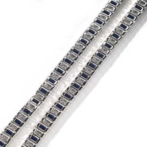 Vue macro d'un bracelet hip hop avec zircons rectangulaires bleus et blancs alternés