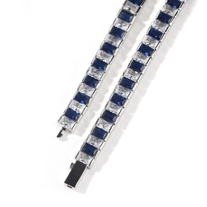 Détail macro du bracelet tennis hip hop avec zircons bleus et transparents