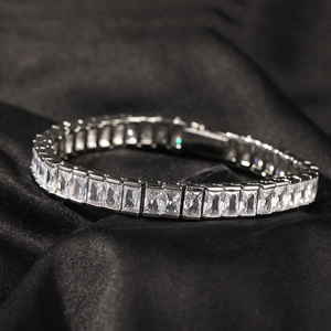 Vue latérale macro du bracelet en argent avec zircons rectangulaires sur velours noir