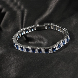 Bracelet tennis hip hop argenté avec zircons rectangulaires bleus et blancs sertis