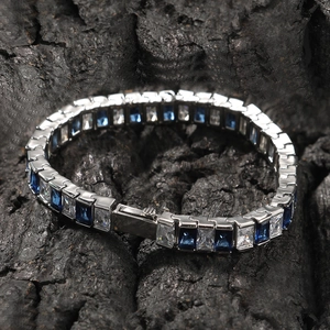 Détail macro du bracelet tennis en argent avec des zircons rectangulaires bleus et blancs