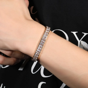 Gros plan du bracelet de tennis hip-hop doré avec des zircons rectangulaires clairs