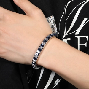 Détail d'un bracelet tennis avec pierres de zircon bleues et blanches sur métal argenté