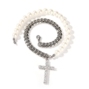 Détail du collier chaîne cubaine 8mm en acier et perles avec pendentif croix zircon