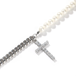 Détail de la chaîne cubaine 8mm en acier avec perles blanches et pendentif croix serti