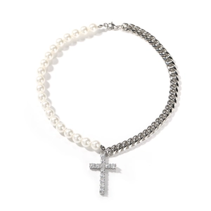 Détail du collier chaîne cubaine 8mm en acier avec perles blanches et pendentif croix