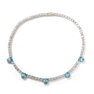 Detalle de cadena de tenis brillante con cinco colgantes de monstruos azul claro