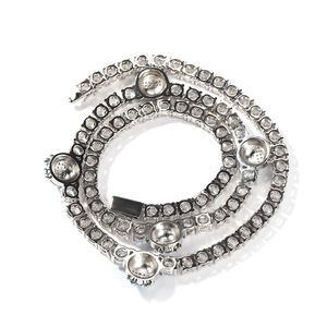 Collar hip hop plateado con piedras de circonita y detalles azules estilo cadena tennis