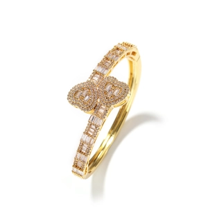 Détail d'un bracelet hip-hop doré orné de zircons cubiques en forme de double cœur chic