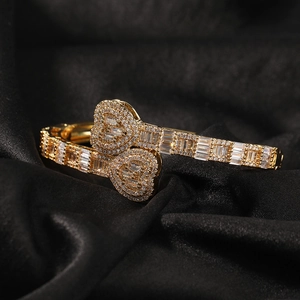 Bracelet cœur plaqué or hiphop avec cristaux de zircone sur fond en soie noire