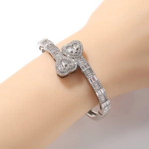 Bracelet jonc ouvert double cœur argenté avec pavé de zircons pour femmes