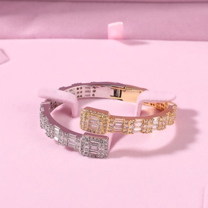 Nahaufnahme luxuriöser Hip-Hop-Armreifen mit Pavé-Diamanten in Gold- und Silberoptik