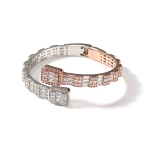 Detail eines Hiphop-Armreifs mit Silber- und Roségold-Beschichtung und Kristallen