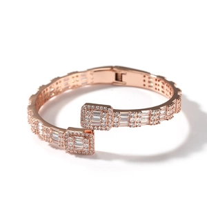 Detailaufnahme des Hip-Hop-Armreifens in Roségold mit gekreuzten Zirkoniasteinen
