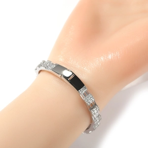 Detailansicht eines Iced-Out Hip-Hop-Armbands mit Baguette- und Rundschliff-Zirkonia