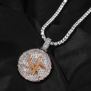 Detailansicht eines Hip-Hop-Anhängers mit orangefarbenem Stern und Tenniskette
