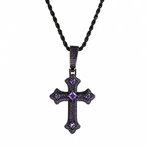 Hip-hop kruishanger met paarse kristallen aan zwarte koordketting voor een gotische look