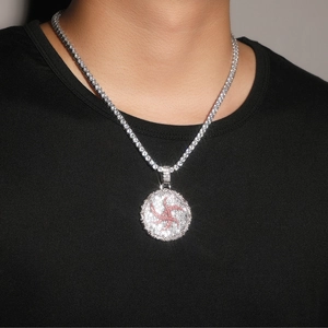 Hip-Hop Silberne Tenniskette mit rundem Anhänger und rotem Zirkon-Wirbel-Symbol