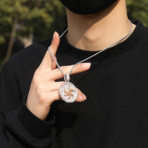 Detail eines Hip-Hop-Anhängers mit Goldstern-Motiv und Zirkoniasteinen an einer Seilkette