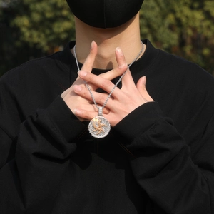 Nahaufnahme einer Hip-Hop-Halskette mit bunten Zirkonia auf schwarzem Hoodie