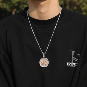 Detail von Hip-Hop-Drehanhänger mit Zirkonia-Steinen an einer silbernen Seilkette