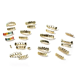 Ensemble de grillz hip hop plaqué or avec incrustations en émail coloré sur fond blanc