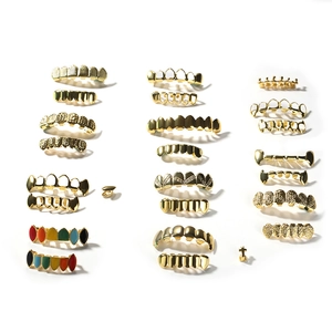 Ensemble de bijoux de dents Grillz dorés polis styles hip-hop sur fond blanc pur