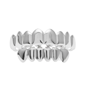 Vue détaillée du set de grillz argentés brillants avec une finition métallique miroir