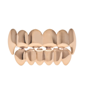 Vue détaillée du set grillz hip hop en plaqué or rose lisse avec crocs pointus