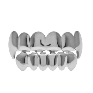 Détail macro des dents de vampire argentées style hip-hop pour ensemble haut et bas