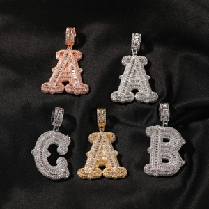 Makro-Detail von Iced-Out Hip-Hop Buchstaben-Anhängern mit Zirkonia in Gold und Silber