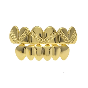 Détail de grillz hip hop dorés montrant la texture en V et le fini poli sur l'acier