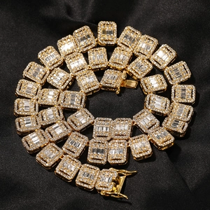 Makro-Detail einer 13mm vergoldeten Iced-Out-Kette mit Baguette-Steinen und Federverschluss