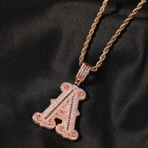 Hip-Hop-Anhänger Buchstabe A in Roségold mit Kristallen an einer gedrehten Seilkette