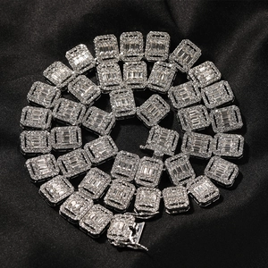 13mm Iced-out Hip-Hop-Panzerkette mit quadratischen Zirkonia auf schwarzem Seidenhintergrund