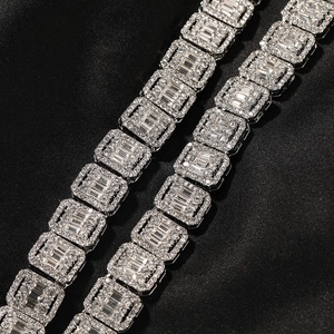 Makro-Detail der silbernen Hip-Hop-Halskette mit Baguette-Diamanten auf schwarzer Seide