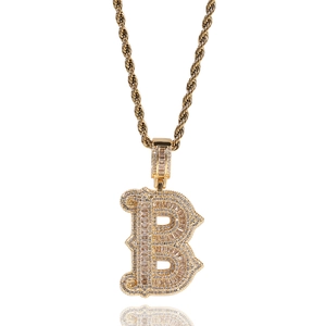 Nahaufnahme des goldfarbenen Iced-Out Buchstabe-B Anhängers mit Zirkonia-Steinen