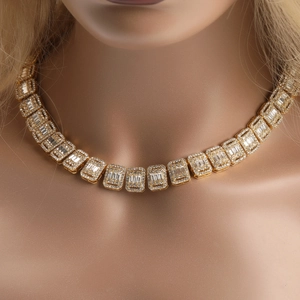Detail der 13mm Goldglieder mit Baguette-Schliff und Zirkonia-Besatz auf Luxushalskette