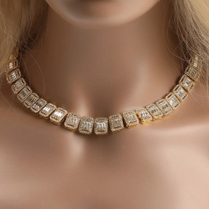 Detail einer 13mm vergoldeten Iced-Out Choker-Halskette mit rechteckigen Kristallen