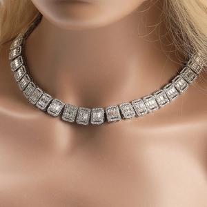 Nahaufnahme des 13mm silbernen Hip-Hop-Chokers mit funkelnden Baguette-Steinen und Mikro-Pave