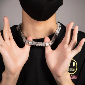 Nahaufnahme einer Hip-Hop Cuban-Kette mit quadratischen Strasssteinen am Modellhals