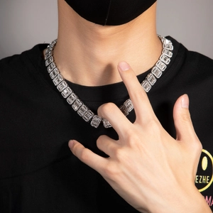 Detail der 13mm silbernen Hip-Hop-Kette mit Zirkonia-Pflaster am Hals des Models