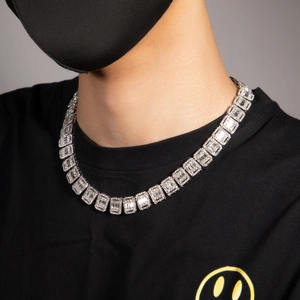Hip-Hop 13mm Smaragdschliff Zirkonia Tennis-Halskette in Silber, getragen von Model