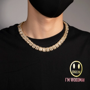 Nahaufnahme der Hip-Hop-Halskette aus Goldlegierung mit 13mm rechteckigen Diamanten