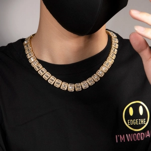 Nahaufnahme der Hip-Hop-Goldkette mit 13mm rechteckigen Gliedern und Zirkonia-Besatz