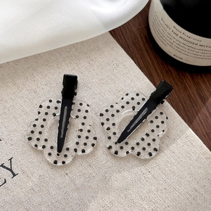 Fermagli per capelli a fiori a pois neri su tessuto di lino per uno stile minimalista
