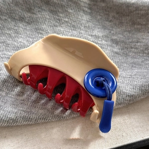 Schicke rote Acetat Haarklammer mit blauem Knopf und beigem Körper für Damen Haarstyling