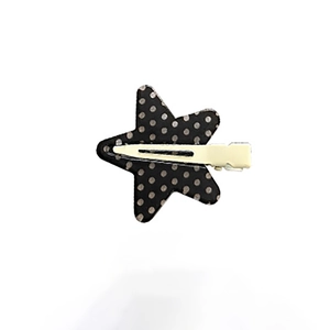 Graziosa molletta per capelli a forma di stella a pois neri e bianchi con base in metallo