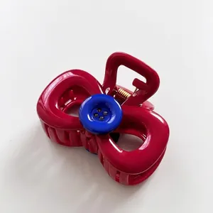 Eleganter magentafarbener Haarklammerbogen aus Acetat mit blauem Knopfakzent